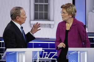 前紐約市長彭博（左）與候選人沃倫在辯論。（圖源：AP）