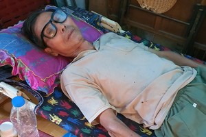 賴蘇蝦只能躺在床上，由70歲的姐姐照顧。