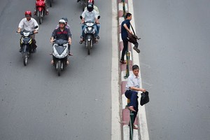 行人違規跨越街道將被罰款。（示意圖源：田升）