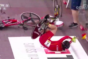 波蘭選手先摔車，王笑飛躲避不及也摔了出去。（圖源：互聯網）