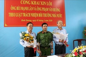 公安部代表人（中）向兩位企業家裴孟麟（左）和范文向公開道歉。（圖源：越通社）