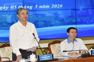 市人委會副主席吳明珠（左）出席會議並發表講話。（圖源：佐琳）