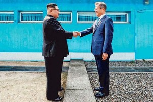 圖為朝鮮領袖金正恩（左）和韓國總統文在寅2018年4月在板門店會晤。（圖源：AFP）