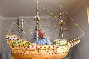 雷諾茲用火柴完成五月花號模型。（圖源：互聯網）