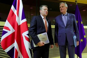 英歐自3月2日起舉行首輪貿易談判，圖為巴尼耶和弗羅斯特在布魯塞爾會面。（圖源：路透社）