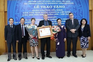 越南各友好組織聯合會主席阮芳娥大使（右三）向芬蘭-越南友好協會集體頒授友誼勳章。（圖源：越通社）