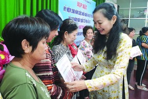 市婦聯會副主席林氏玉華向貧困婦女頒發 郡婦聯會的16份免息貸款。