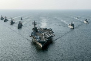 圖為美國“西奧多‧羅斯福號”航空母艦與護航艦隊。（圖源：視頻截圖）