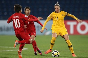 越南女隊(紅衣)與澳大利亞女隊比賽一瞥。（圖源：互聯網）