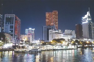胡志明市迷人的春夜。　（范興攝）