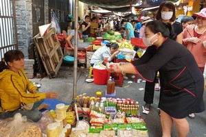 該婦女會向當地商販派發抗菌洗手液。