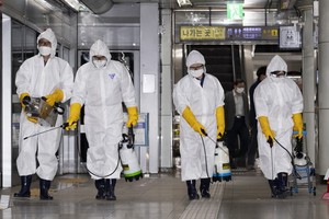 工作人員在地鐵站進行消毒。（圖源：新華社）