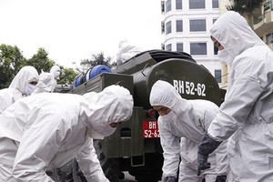 醫療部門在隔離區進行消毒。（圖源：楊江）