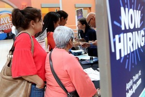 美國邁阿密的一處招聘場所。（圖源：AP）