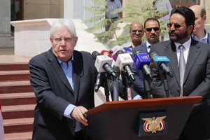 聯合國也門特使格里菲斯在訪問馬里布期間向新聞界發表談話。（圖源：聯合國）