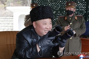 朝中社3月3日報道，朝鮮國務委員會委員長金正恩前一日指導前沿遠端炮兵區分隊進行火力打擊訓練。圖為金正恩視察現場。（圖源：韓聯社/朝中社）