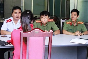 N.T.H.被傳召到派出所向調查員陳詞。（圖源：胤功）