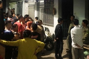 好奇民眾在案發現場附近圍觀。（圖源：玉威）