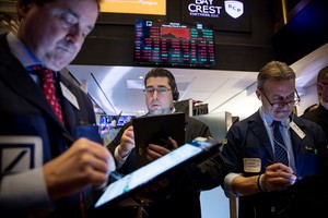 交易員在美國紐約證券交易所工作。（圖源：新華社）