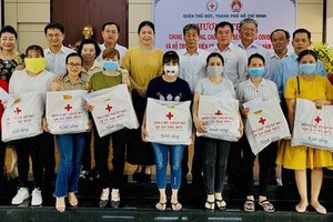 守德紅十字會向教職員及會員贈送禮物。