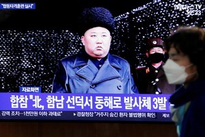 韓國首爾市民觀看朝鮮發射武器電視報道。（圖源：路透社）