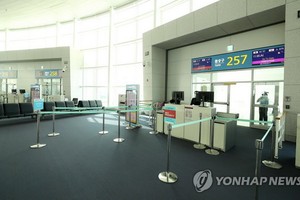3月9日，在仁川機場第二航站樓，飛往大阪的KE727航班登機口空空蕩盪。 （圖源：韓聯社）