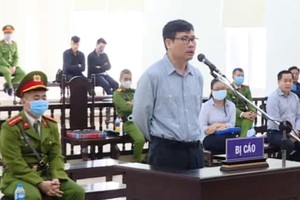 被告人張唯一在法庭上答審判員問案。（圖源：VNews 視頻截圖）