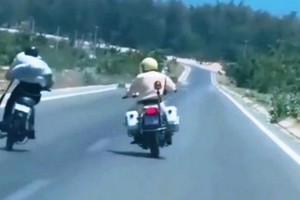 交警一路追捕手持長刀的交通違規騎手。（圖源：視頻截圖）