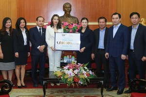 “TH True Milk”集團代表人（左四）象徵性向越南祖國陣線中央委員會贈送100萬杯奶。（圖源：M.C）