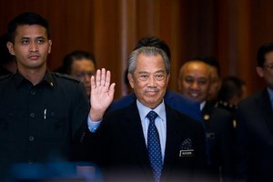 3月9日，在馬來西亞普特拉賈亞，馬來西亞總理穆希丁（中）在總理府出席新聞發佈會。馬來西亞總理穆希丁9日宣布新的內閣名單。（圖源：新華社）