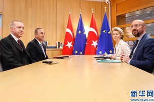 3月9日，在比利時布魯塞爾的歐盟總部，土耳其總統埃爾多安（左一）、土耳其外長恰武什奧盧（左二）、歐洲理事會主席米歇爾（右一）和歐盟委員會主席馮德萊恩出席會談。（圖源：新華社）