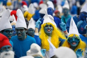 參加者都打扮成藍精靈。（圖源：互聯網）