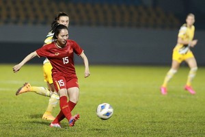 下半場越南隊(紅衣)加強進攻。（圖源：互聯網）