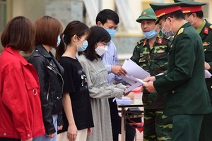 回家民眾獲開具解除隔離醫學證明。（圖源：黃芳）