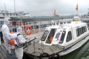 防疫人員在下龍灣遊船碼頭區進行噴霧消毒滅菌。（圖源：廣寧報）