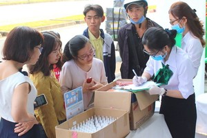 西貢口腔頜面科醫院醫生給市民贈送口罩和殺菌洗手液。