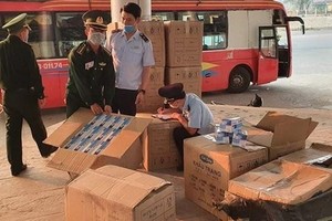 職能力量查獲非法運往老撾的大批醫用口罩。（圖源：阮煌）