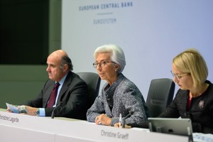 歐洲央行行長拉加德（中）在新聞發佈會上介紹情況。（圖源：新華社）