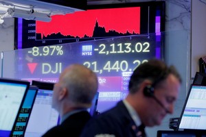 新型肺炎疫情陰霾不散，全球股票市場非常動盪，歐美股市連續兩個交易日大跌，其中道指重挫2300點，是近33年來最大跌幅。 （圖源：路透社）