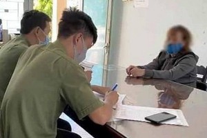 H.T.M.A被傳召到派出所向調查員陳詞。（圖源：阮進）