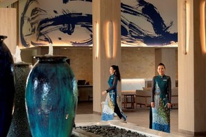 梅利亞濠莊海灘度假區獲西班牙知名的丘拉時裝(Chula Fashion)品牌，為該度假區女員工設計越南長衫。（圖源：Meliá Ho Tram Beach Resort）