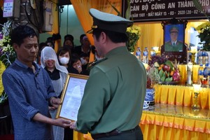 承公安部長之託，寧平省公安廳廳長范文山大校向執行任務中殉職的丁文貴大尉家屬頒授少校警銜追封《決定》。（圖源：泰伯）