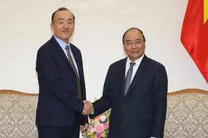 政府總理阮春福（右）接見世衛組織駐越南首席代表朴啟東博士。（圖源：越通社）