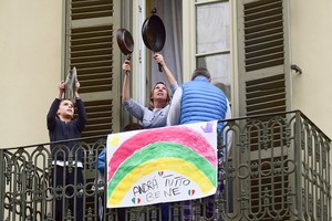 意大利人陽台放歌以示抗疫決心。（圖源：路透社）