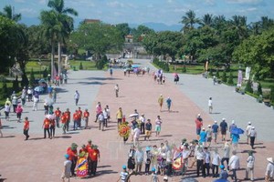 廣治省各遺跡、遺跡區和遺跡景點暫停接待遊客活動。圖為遊客參觀廣治古城遺跡區。（圖源：越通社）