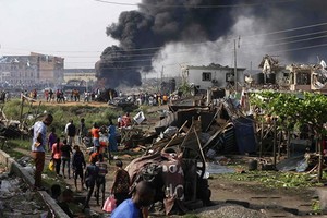 人們聚集在拉各斯爆炸現場附近。（圖源：互聯網）