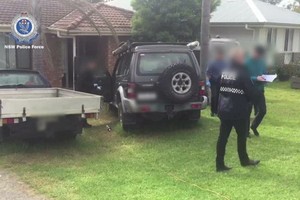 澳洲警方對涉嫌恐怖分子的私宅進行突擊搜查。（圖源：NSW Police Force視頻截圖）