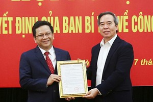 中央經濟部長阮文平（右）向阮德顯同志頒授人事委任《決定》。（圖源：嘉欣）