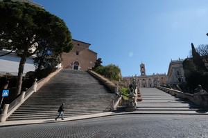 晴朗藍天之下的羅馬街頭幾乎空無一人。（圖源：路透社）