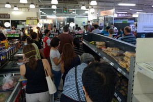 菲律賓呂宋島強化社區隔離 超市貨架被掃空菲律賓呂宋島強化社區隔離，超市貨架被掃空。（圖源：互聯網）菲律賓呂宋島強化社區隔離，民眾恐慌搶購。（圖源：互聯網）